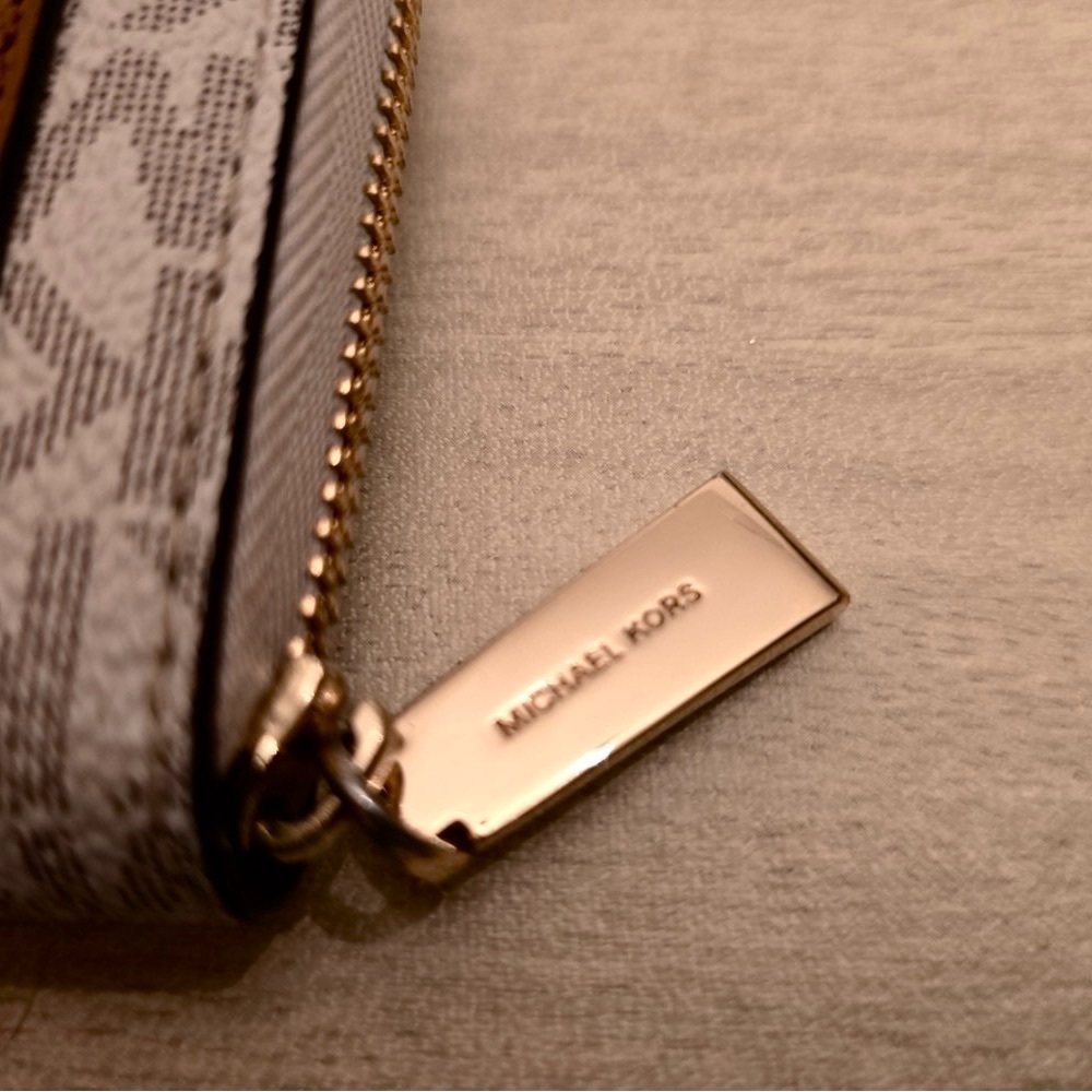 Michael Kors Monogram Wallet EUC - Picture 3 of 7